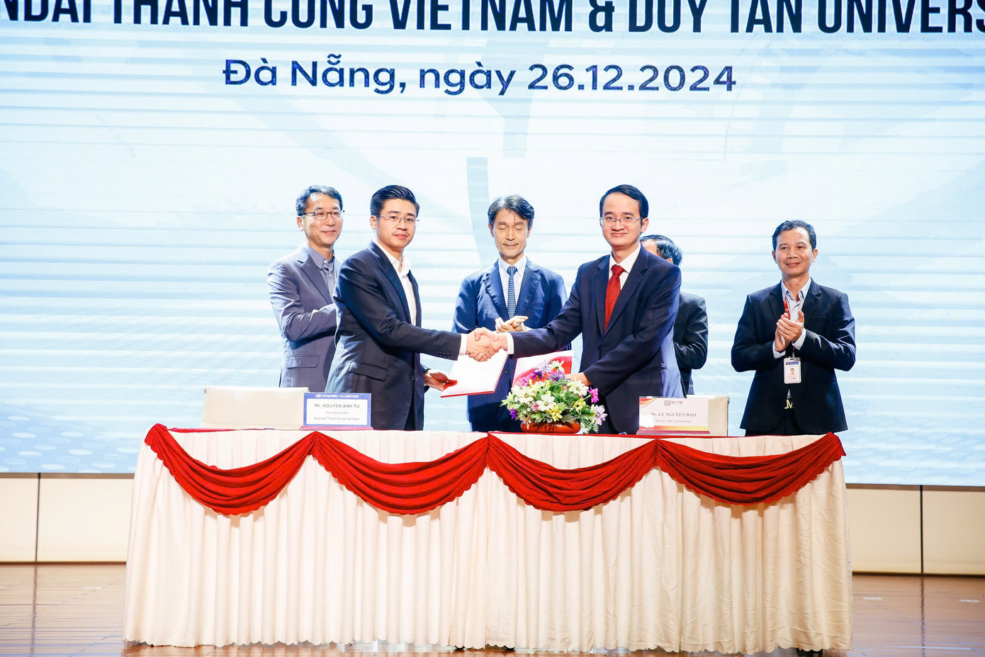 Ông Nguyễn Anh Tú - Tổng Giám đốc Hyundai Thành Công Việt Nam và TS. Lê Nguyên Bảo - Giám đốc ĐH Duy Tân ký kết trong sự chứng kiến của ông Gi Baek Lee - Chủ tịch Hội đồng Quản trị Hyundai Thành Công Việt Nam (ngoài cùng bên trái) Ông Nguyễn Anh Tú - Tổng Giám đốc Hyundai Thành Công Việt Nam và TS. Lê Nguyên Bảo - Giám đốc ĐH Duy Tân ký kết trong sự chứng kiến của ông Gi Baek Lee - Chủ tịch Hội đồng Quản trị Hyundai Thành Công Việt Nam (ngoài cùng bên trái)