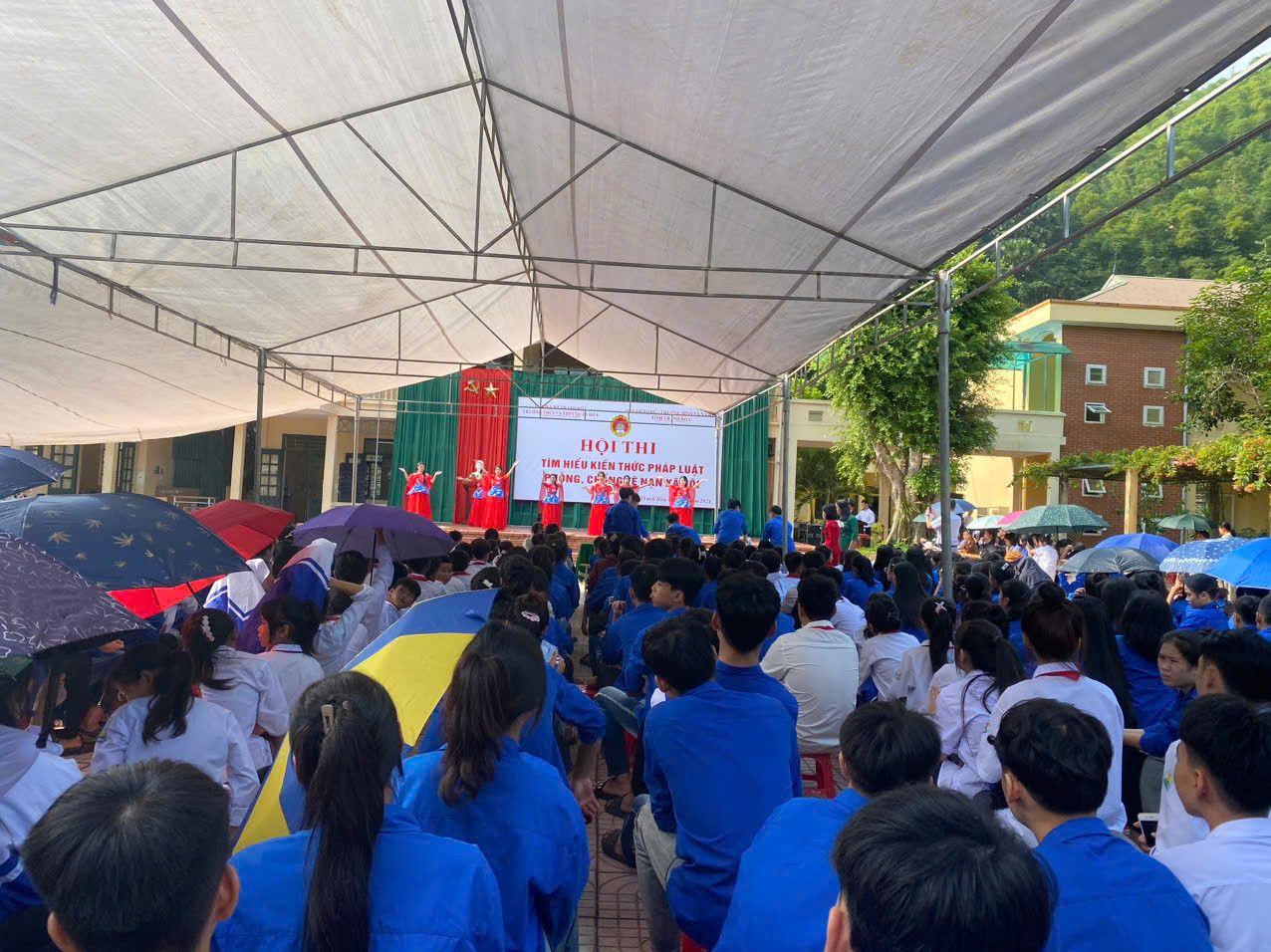 Học sinh Trường THCS và THPT Quan Hóa tham gia cổ vũ Hội thi tìm hiểu kiến thức pháp luật phòng, chống tệ nạn xã hội Học sinh Trường THCS và THPT Quan Hóa tham gia cổ vũ Hội thi tìm hiểu kiến thức pháp luật phòng, chống tệ nạn xã hội