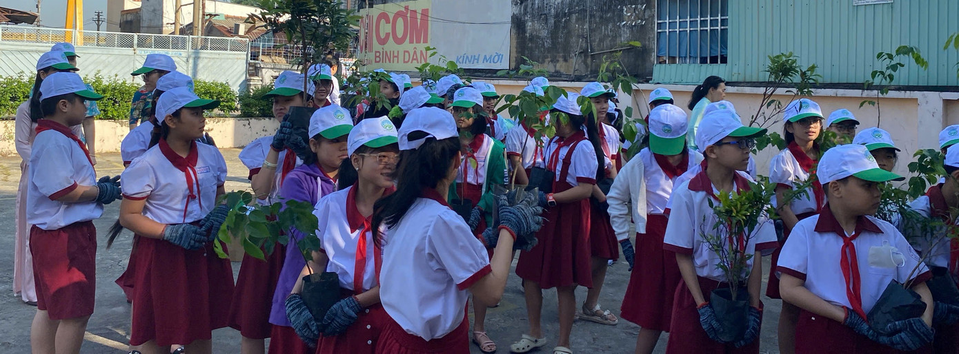 Các em học sinh tham gia trồng cây xanh tại sân trường