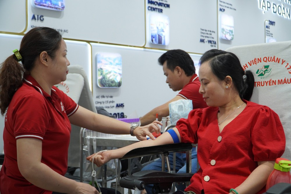 Tình nguyện viên hiến tặng máu trong chương trình Chủ Nhật Đỏ tại thành phố Hồ Chí Minh năm 2024 Tình nguyện viên hiến tặng máu trong chương trình Chủ Nhật Đỏ tại thành phố Hồ Chí Minh năm 2024