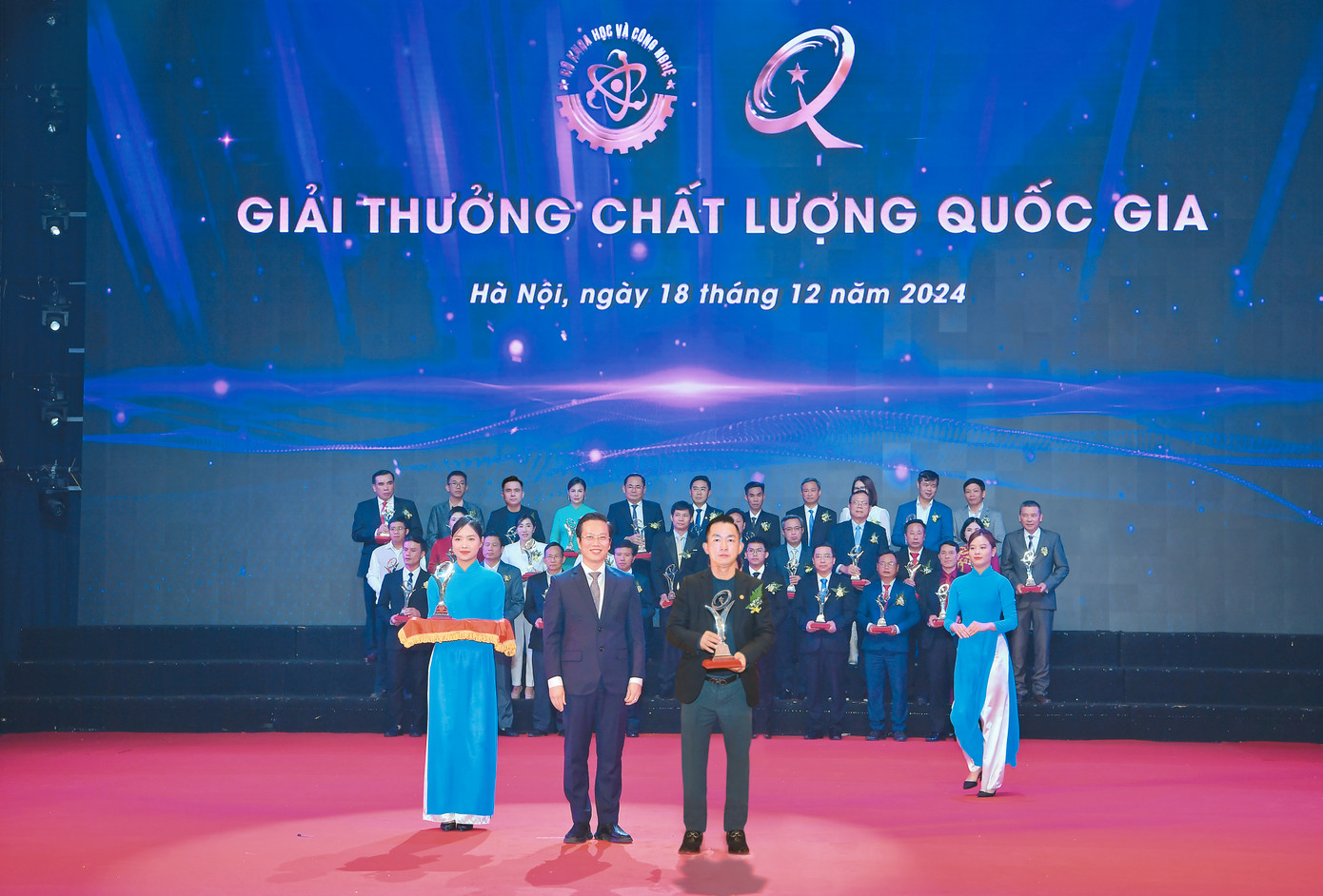 Ông Lưu Trí lễ trao Giải thưởng Chất lượng Quốc gia và Giải thưởng Chất lượng Quốc tế châu Á - Thái Bình Dương (Bên phải)