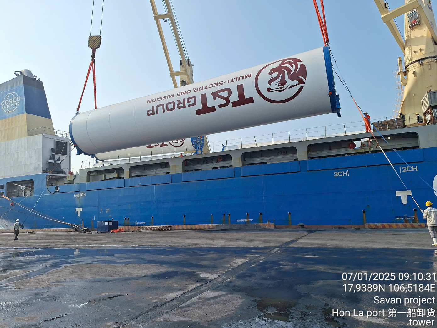 Trong hai ngày 7/1 và 9/1/2025, lô tuabin gió đầu tiên và lô tuabin gió thứ 2 đã cập cảng Hòn La (tỉnh Quảng Bình) nhằm đáp ứng tiến độ triển khai khẩn trương, nhanh chóng của dự án điện gió Savan 1. (Ảnh: T&amp;T Group)