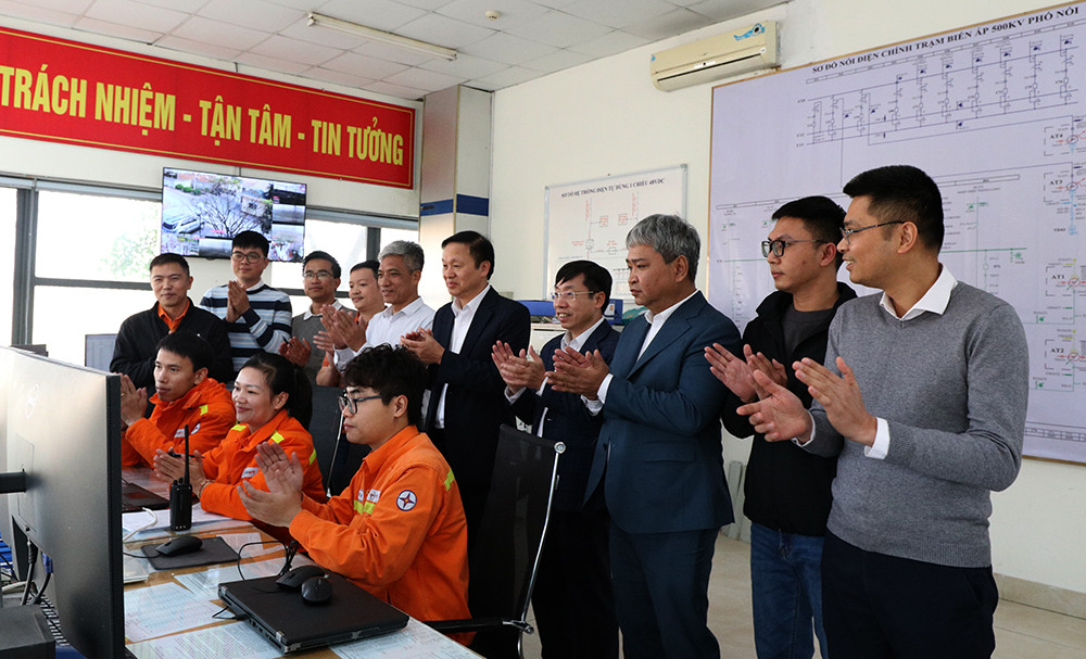 Lãnh đạo Đảng ủy EVNNPT, Công đoàn EVNNPT cùng đại diện các đơn vị liên quan chứng kiến thời khắc đóng điện Dự án vào ngày 18/1/2025