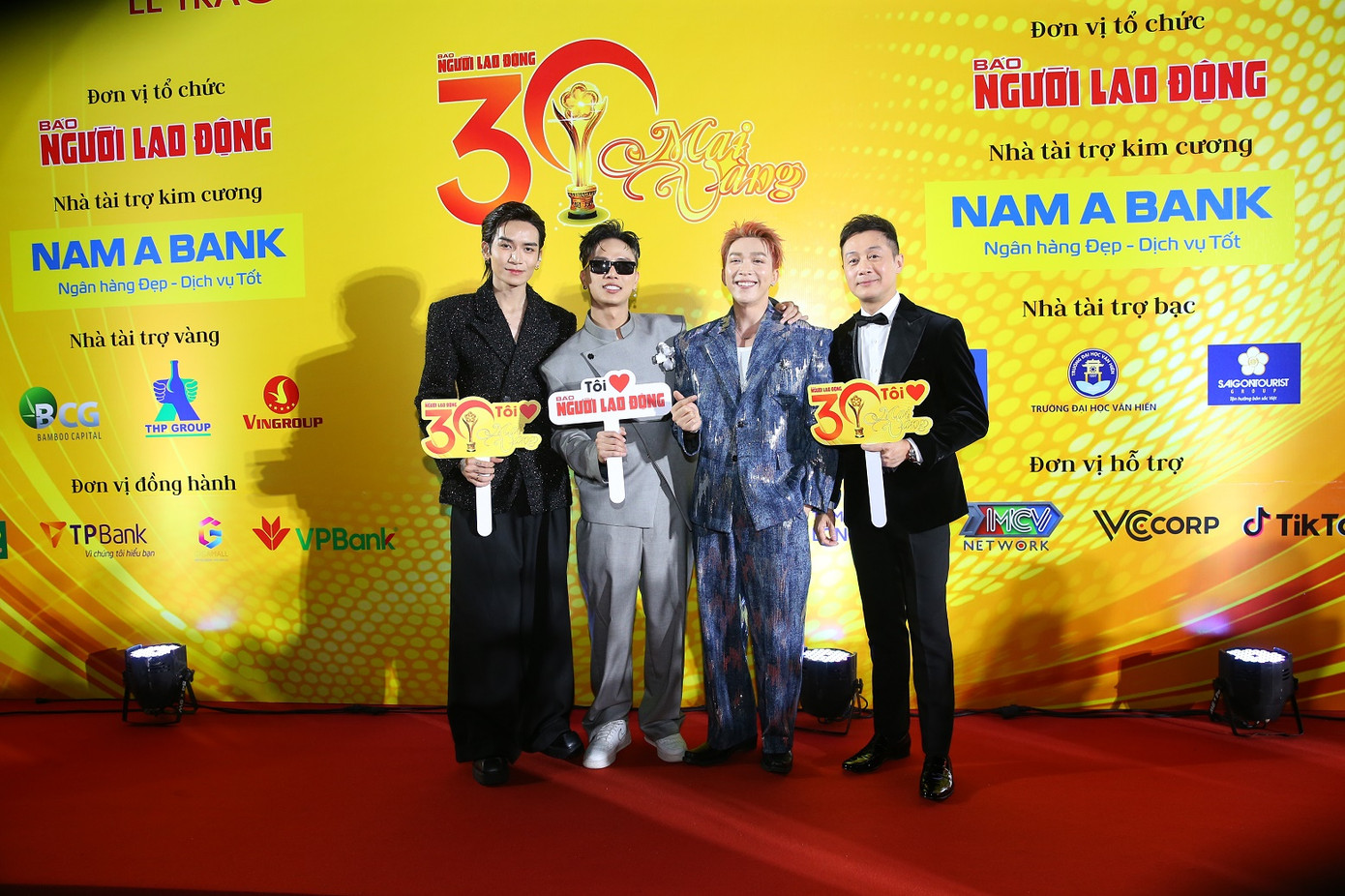 Các nghệ sĩ hội tụ trước giờ trao Giải Mai Vàng lần thứ 30 – 2024.