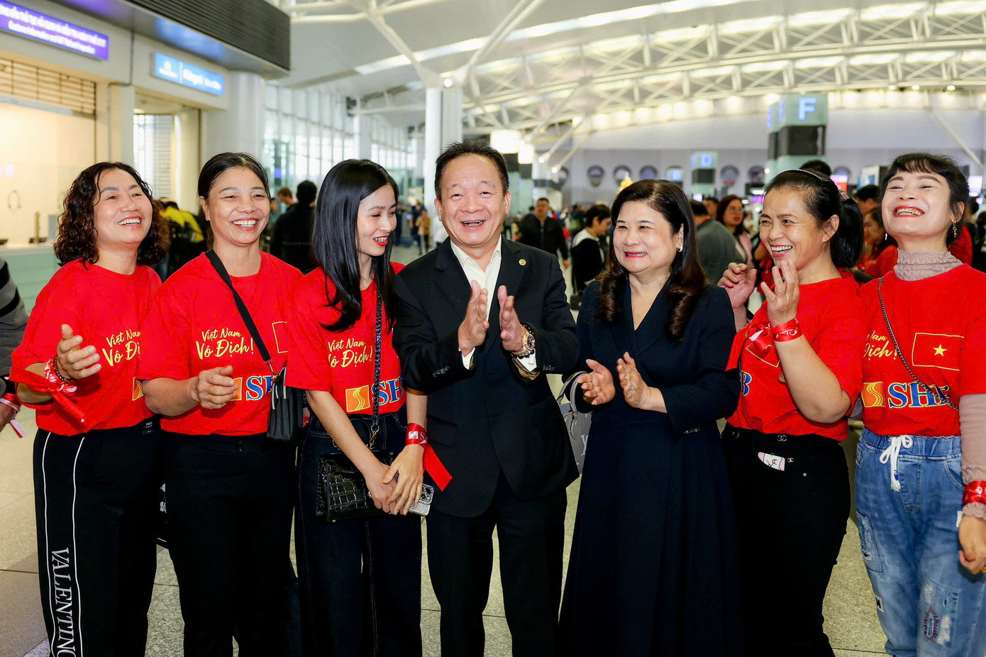 Chủ tịch HĐQT SHB Đỗ Quang Hiển chia vui cùng gia đình các cầu thủ