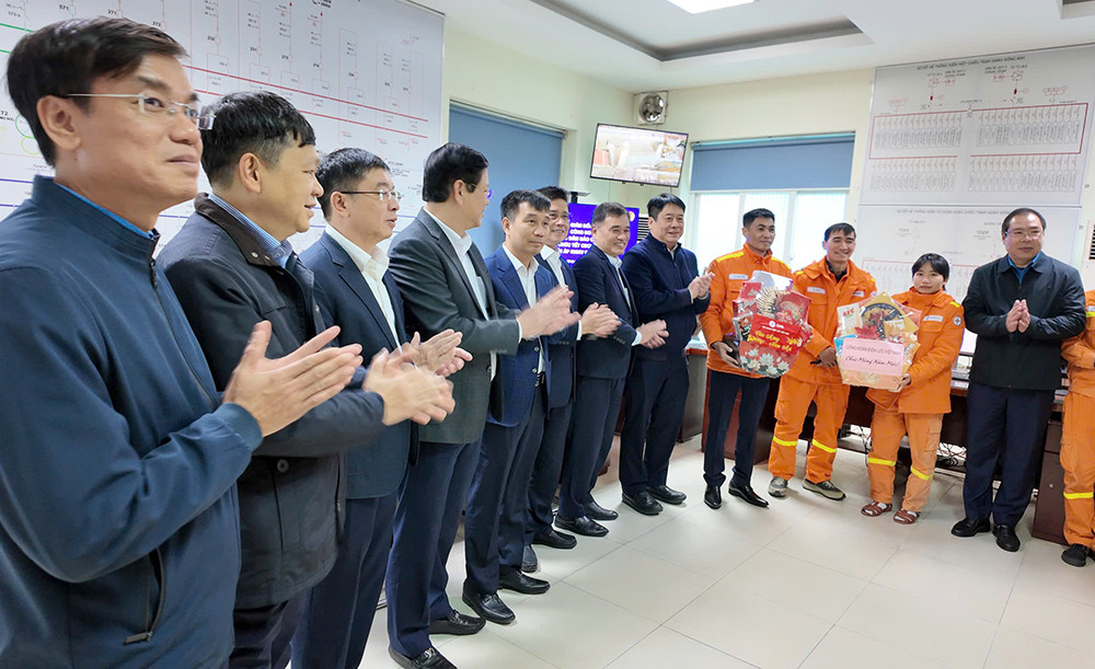 Lãnh đạo EVN, Công đoàn Điện lực Việt Nam cùng lãnh đạo EVNNPT tặng quà chúc Tết người lao động tại TBA 500kV Đông Anh. Ảnh Mạnh Hùng Lãnh đạo EVN, Công đoàn Điện lực Việt Nam cùng lãnh đạo EVNNPT tặng quà chúc Tết người lao động tại TBA 500kV Đông Anh. Ảnh Mạnh Hùng