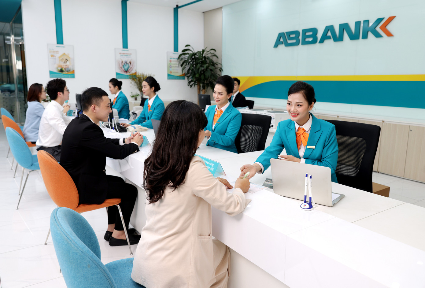Cùng nằm trong chiến lược phát triển hiệu quả và bền vững, ABBANK đang tập trung nâng cao sức cạnh tranh thông qua chiến lược tăng cường các giải pháp tài chính linh hoạt, hiệu quả dựa trên am hiểu khách hàng và thực hiện số hóa Ngân hàng một cách toàn diện Cùng nằm trong chiến lược phát triển hiệu quả và bền vững, ABBANK đang tập trung nâng cao sức cạnh tranh thông qua chiến lược tăng cường các giải pháp tài chính linh hoạt, hiệu quả dựa trên am hiểu khách hàng và thực hiện số hóa Ngân hàng một cách toàn diện