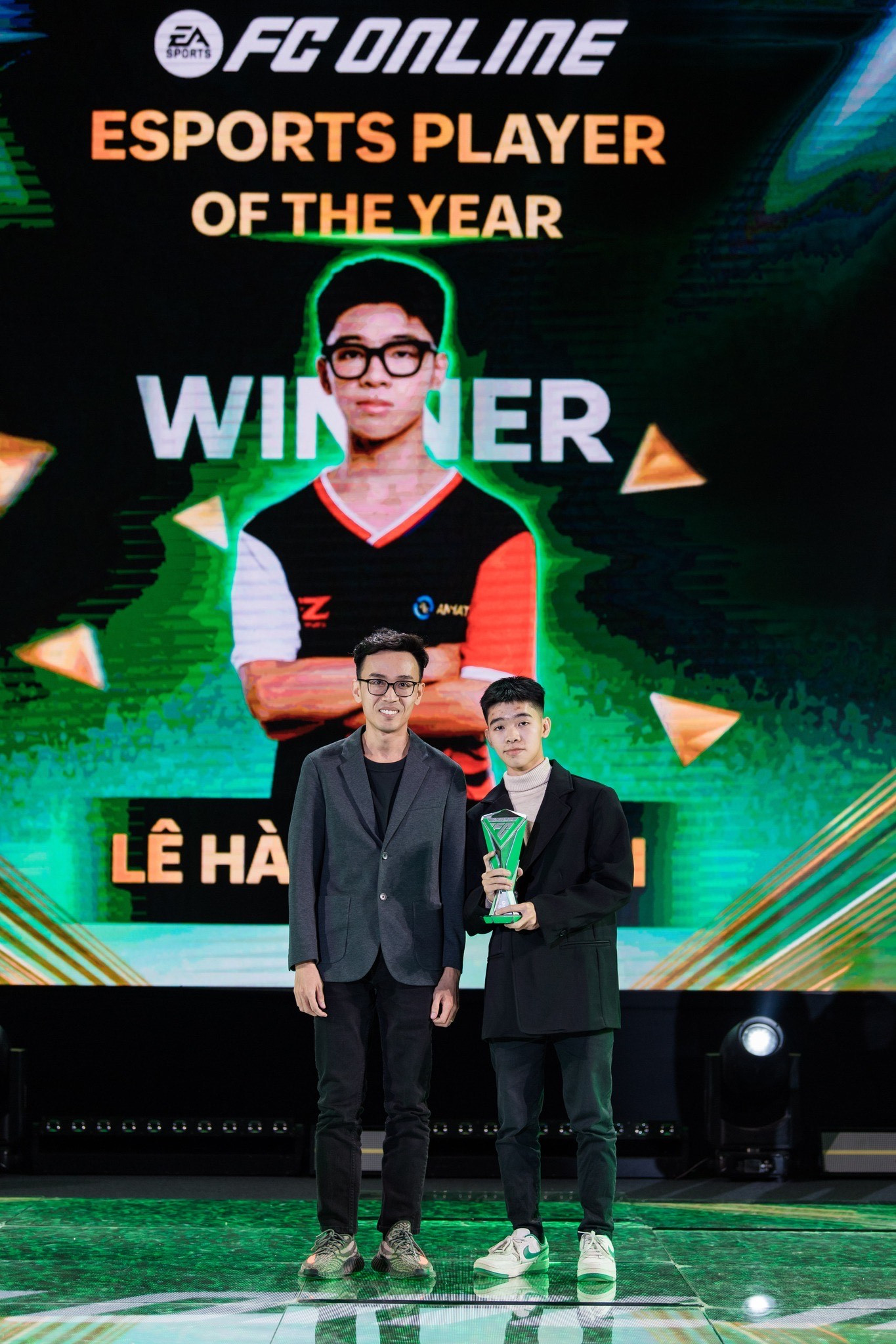 "Thần đồng" Lê Hà Anh Tuấn giành cú đúp tại FC Online Year-End Gala 2024 "Thần đồng" Lê Hà Anh Tuấn giành cú đúp tại FC Online Year-End Gala 2024