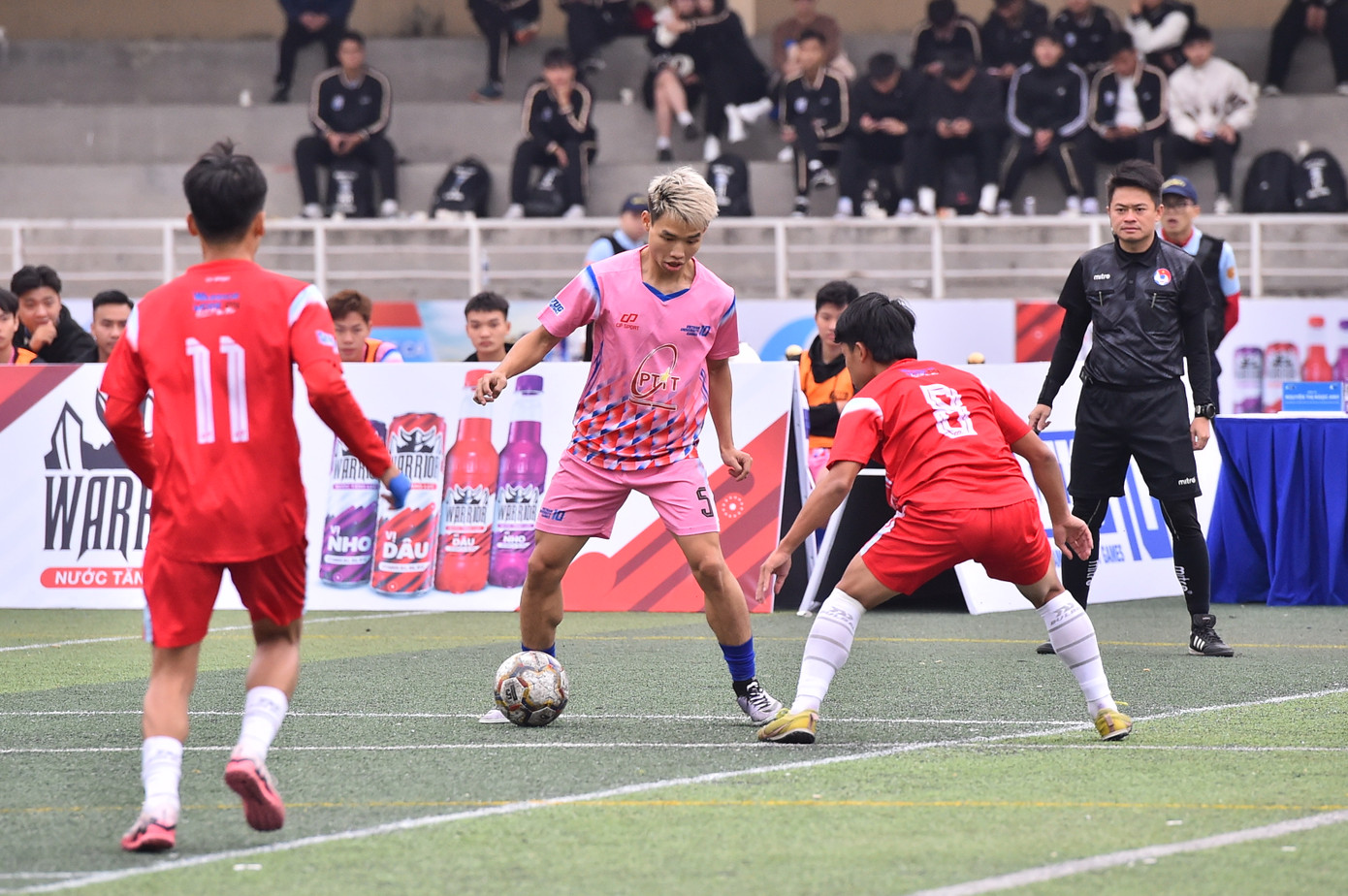 Warrior đã trở thành “nguồn tiếp lửa”, giúp các cầu thủ vượt qua mệt mỏi và thực hiện những pha bóng đột phá