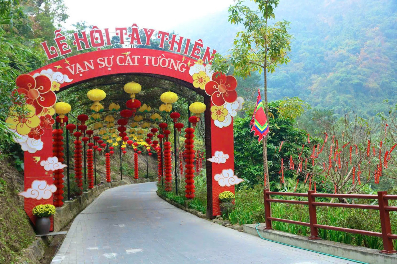 Tây Thiên vào xuân rực rỡ sắc hoa, đèn lồng đỏ thắm đón chào du khách đến hành hương, chiêm bái.