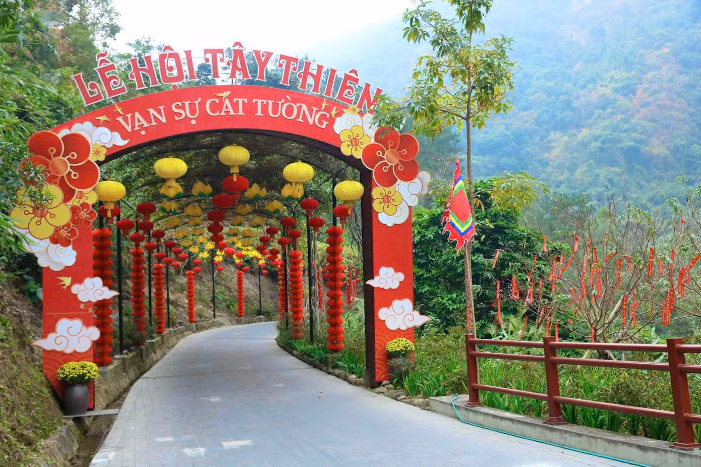 Tây Thiên vào xuân rực rỡ sắc hoa, đèn lồng đỏ thắm đón chào du khách đến hành hương, chiêm bái.