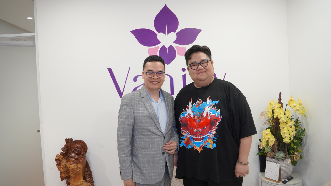 Đạo diễn Vương Khang và Thạc sĩ - Bác sĩ Huỳnh Ngọc Hưng tại Phòng khám nội tổng hợp Vanity