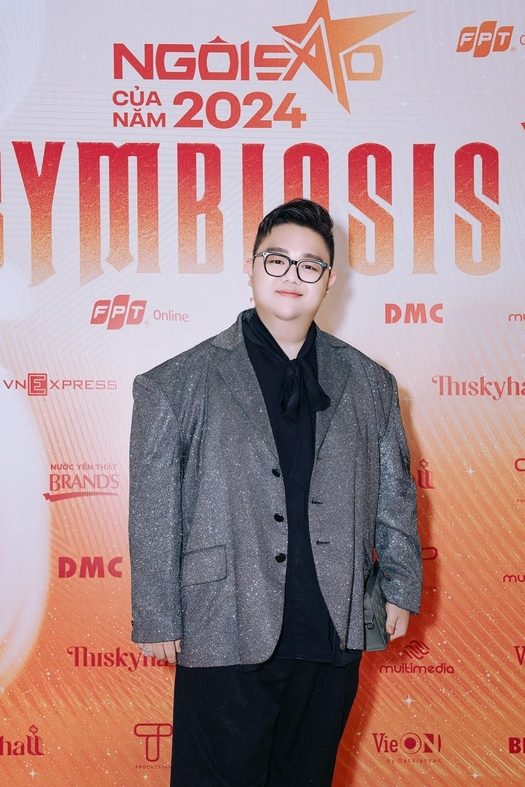 Đạo diễn Vương Khang gần đây xuất hiện với hình ảnh thon gọn gây bất ngờ