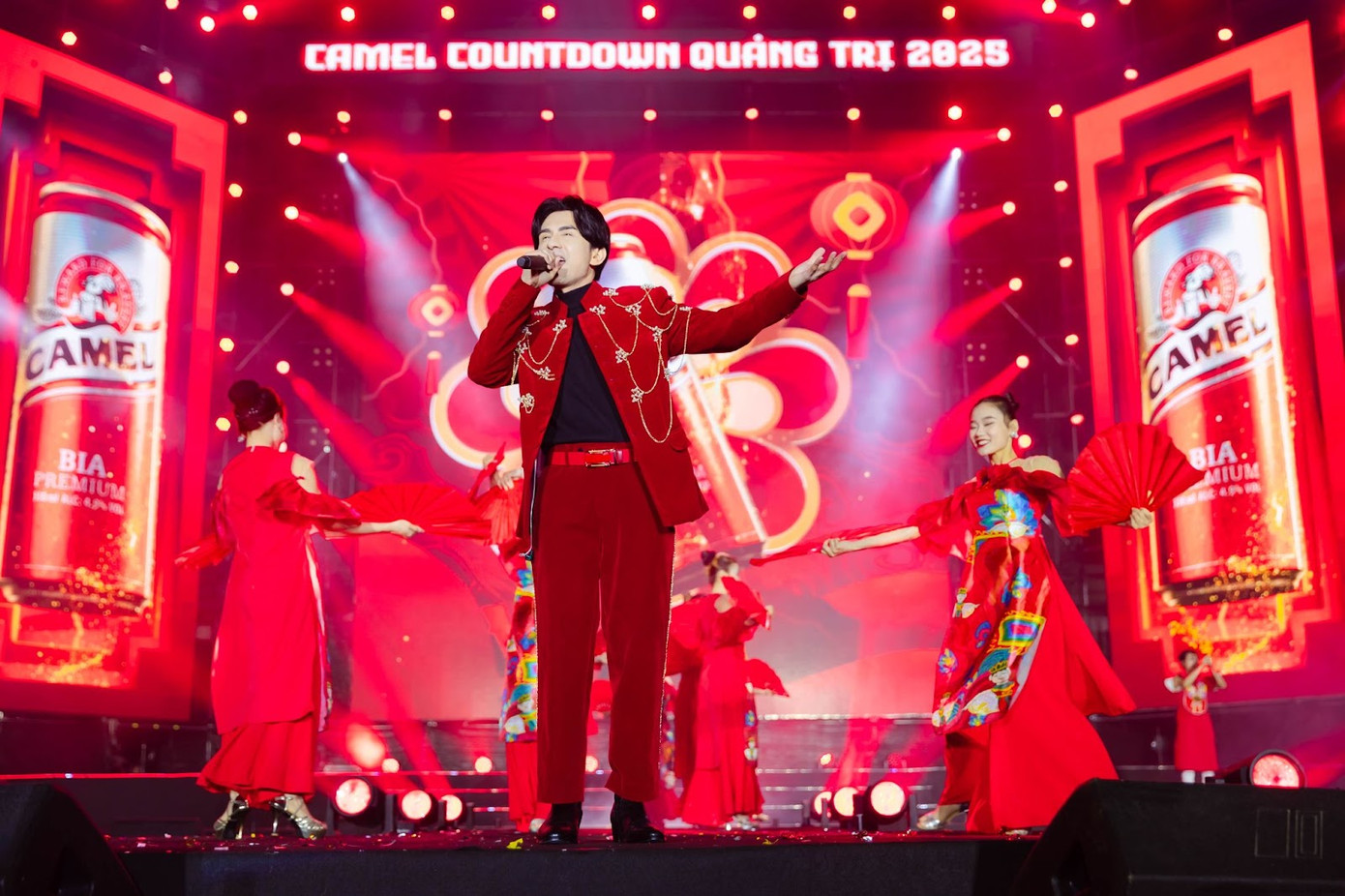 Sân khấu bùng nổ với sự xuất hiện của Đan Trường (Ảnh: Camel Beer) Sân khấu bùng nổ với sự xuất hiện của Đan Trường (Ảnh: Camel Beer)