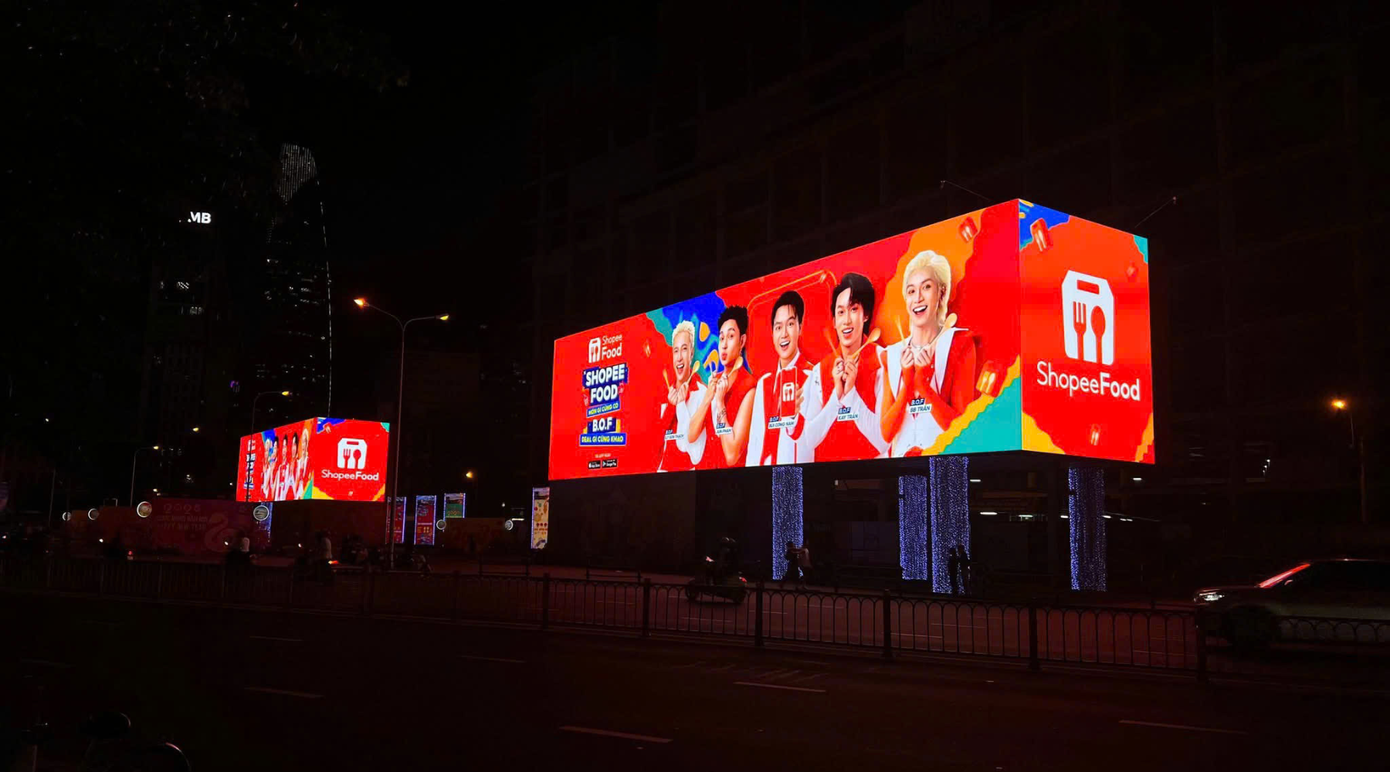 ShopeeFood cùng dàn đại sứ thương hiệu B.O.F “bắc tiến” cực hoành tráng với sắc cam rực rỡ tại quận Đống Đa và Hai Bà Trưng.