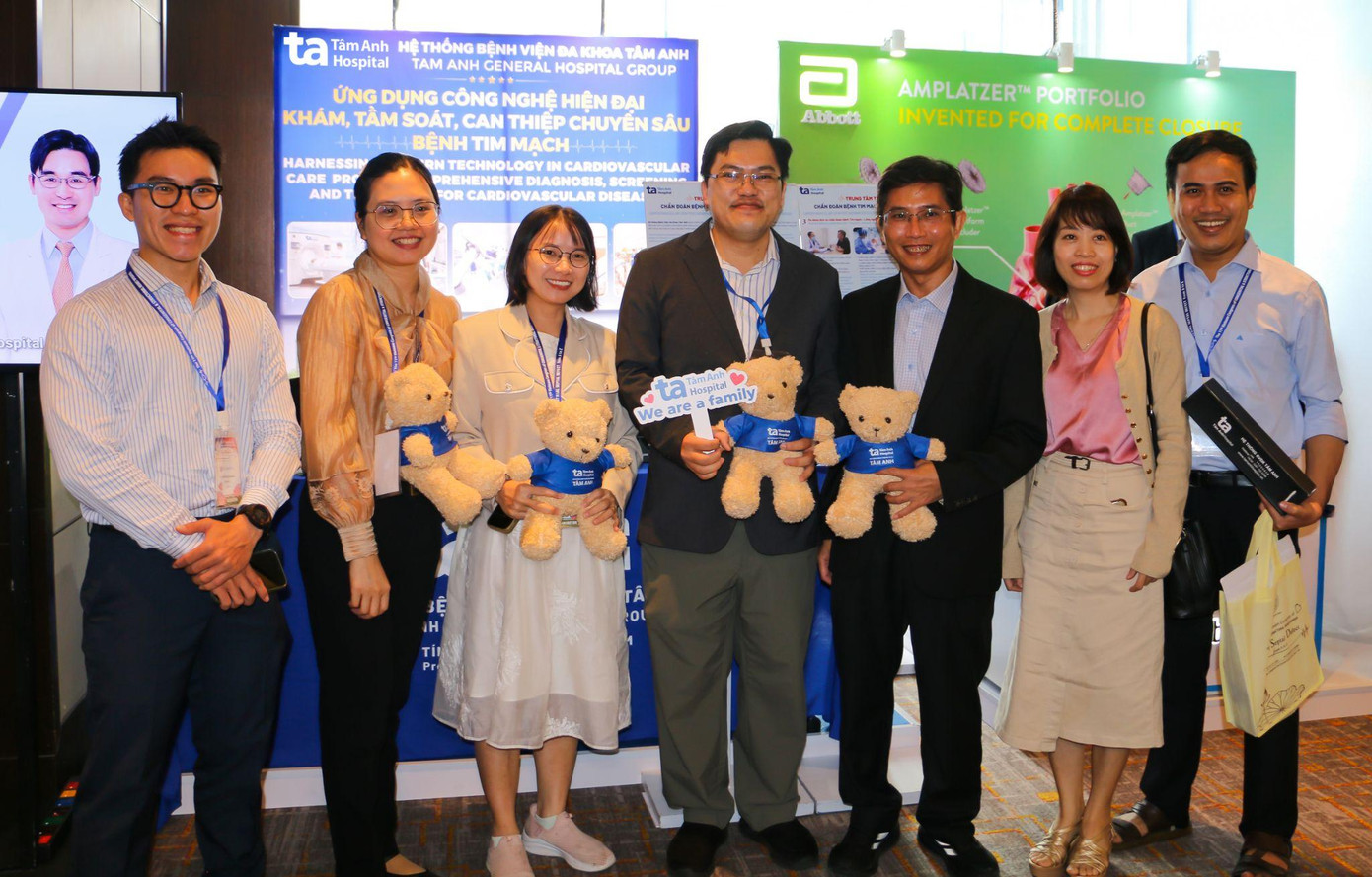 TS.BS Đỗ Nguyên Tín (thứ ba từ phải sang) cùng các chuyên gia tim bẩm sinh tham dự hội nghị. Ảnh: Gia Hưng