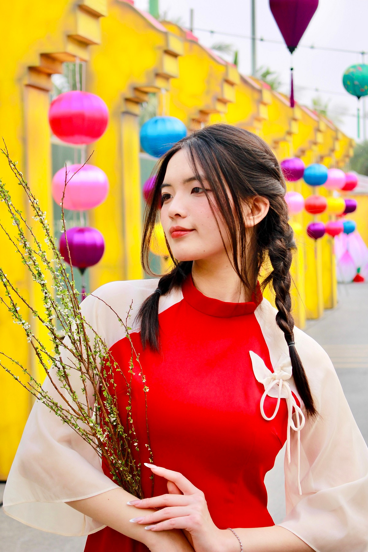 Siêu Hội chợ Xuân không chỉ là điểm đến mua sắm đa dạng dịch vụ mà còn thu hút gia đình, bạn trẻ đến trải nghiệm, check in trong không gian rực rỡ sắc Tết cổ truyền