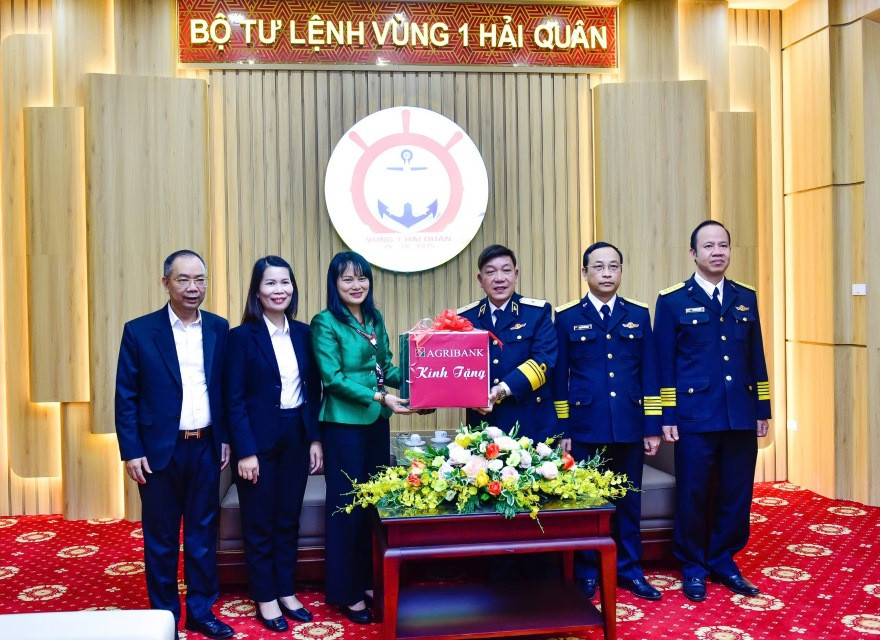 Bà Phùng Thị Bình, Phó Tổng giám đốc Agribank tặng quà Bộ Tư lệnh Vùng 1 Hải quân Bà Phùng Thị Bình, Phó Tổng giám đốc Agribank tặng quà Bộ Tư lệnh Vùng 1 Hải quân
