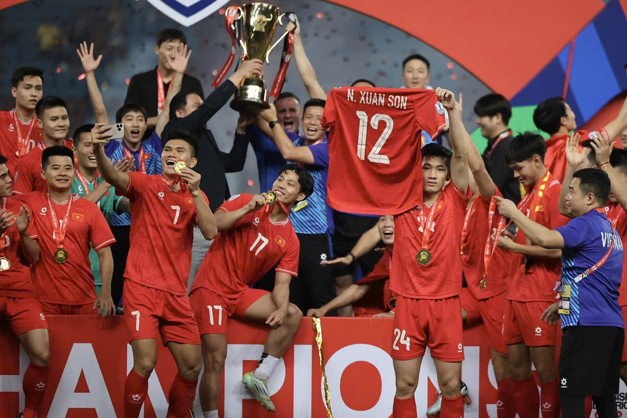 Tuấn Hải và đồng đội tận hưởng niềm vui chiến thắng, một cách tri ân đặc biệt dành cho người hâm mộ