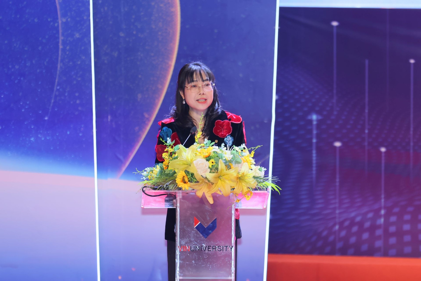 TS. Lê Mai Lan, Chủ tịch Hội đồng Trường Đại học VinUni đã có bài phát biểu cùng lời tuyên thệ đầy ý nghĩa tại buổi lễ kỉ niệm. TS. Lê Mai Lan, Chủ tịch Hội đồng Trường Đại học VinUni đã có bài phát biểu cùng lời tuyên thệ đầy ý nghĩa tại buổi lễ kỉ niệm.