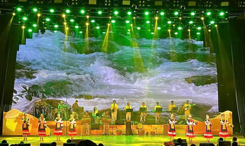 Hơn 40 nghệ sĩ của nhà hát Biển Xanh sẽ trình diễn hơn 20 tiết mục mang màu sắc địa phương độc đáo Hơn 40 nghệ sĩ của nhà hát Biển Xanh sẽ trình diễn hơn 20 tiết mục mang màu sắc địa phương độc đáo