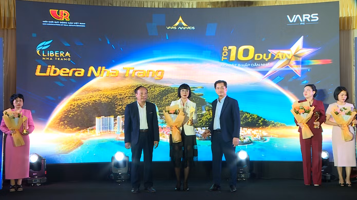 Bà Phạm Tú Cầu – Phó Tổng giám đốc phụ trách khối chiến lược kinh doanh, Tập đoàn KDI Holdings đại diện nhận giải Top 10 Dự án Bất động sản Nổi bật 2024 cho Đô thị biển Libera Nha Trang