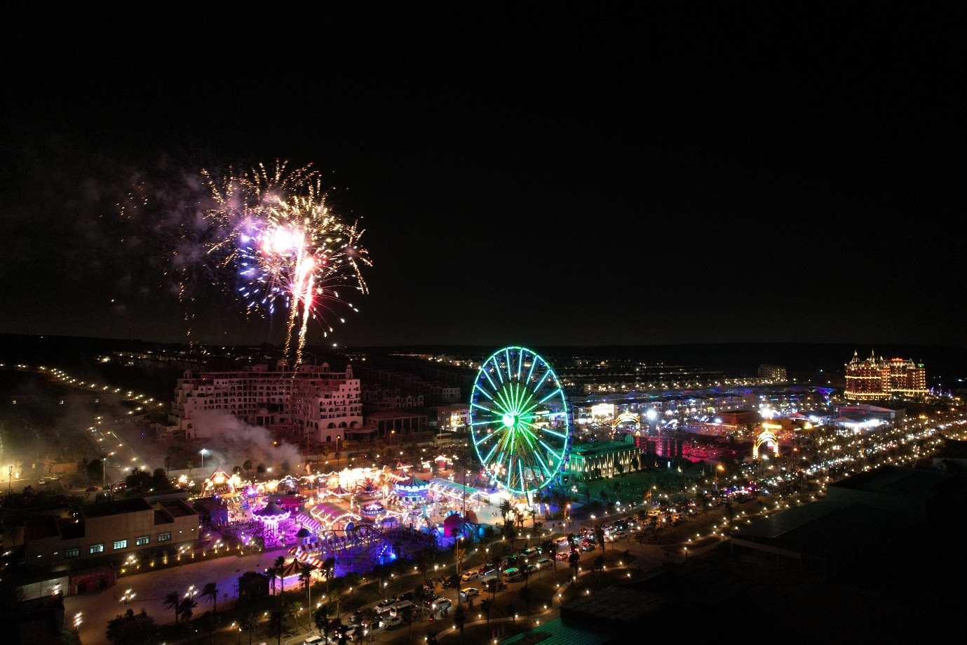 Tiết mục pháo hoa nghệ thuật vào mùng 3 Tết Âm lịch như lời chúc cho một năm rực rỡ tươi vui Tiết mục pháo hoa nghệ thuật vào mùng 3 Tết Âm lịch như lời chúc cho một năm rực rỡ tươi vui