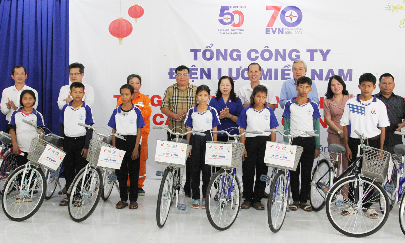 Trao tặng xe đạp tại Ninh Thuận Trao tặng xe đạp tại Ninh Thuận