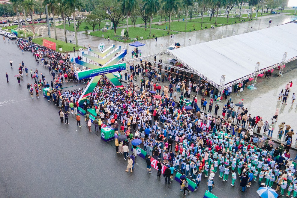 Hơn 2.000 vận động viên đã hội tụ tại Quảng trường 24/3 tham gia sự kiện Giải chạy Vì Sức Khỏe Cộng Đồng