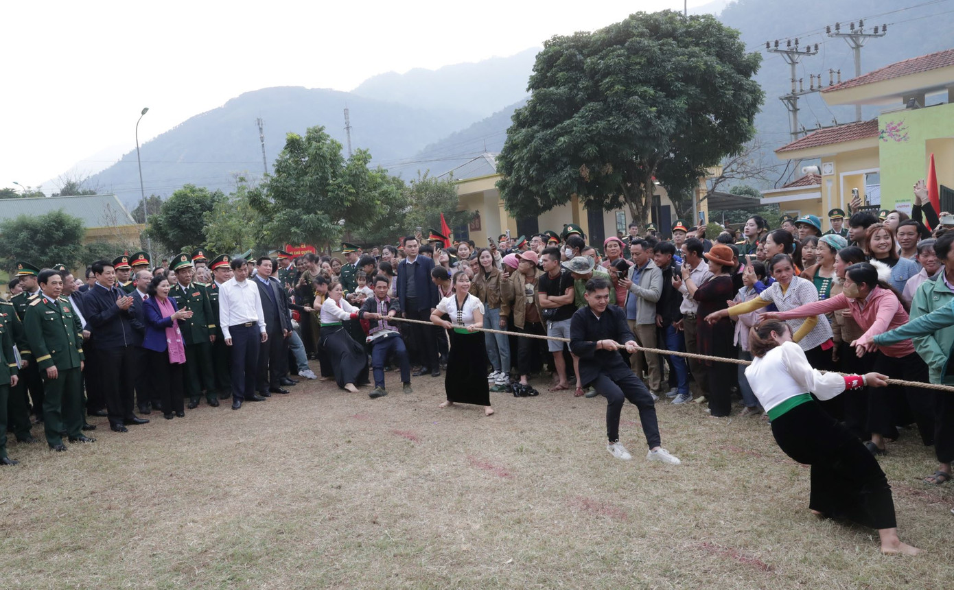 Chủ tịch nước Lương Cường tham gia ngày hội cùng bà con đồng bào miền biên viễn