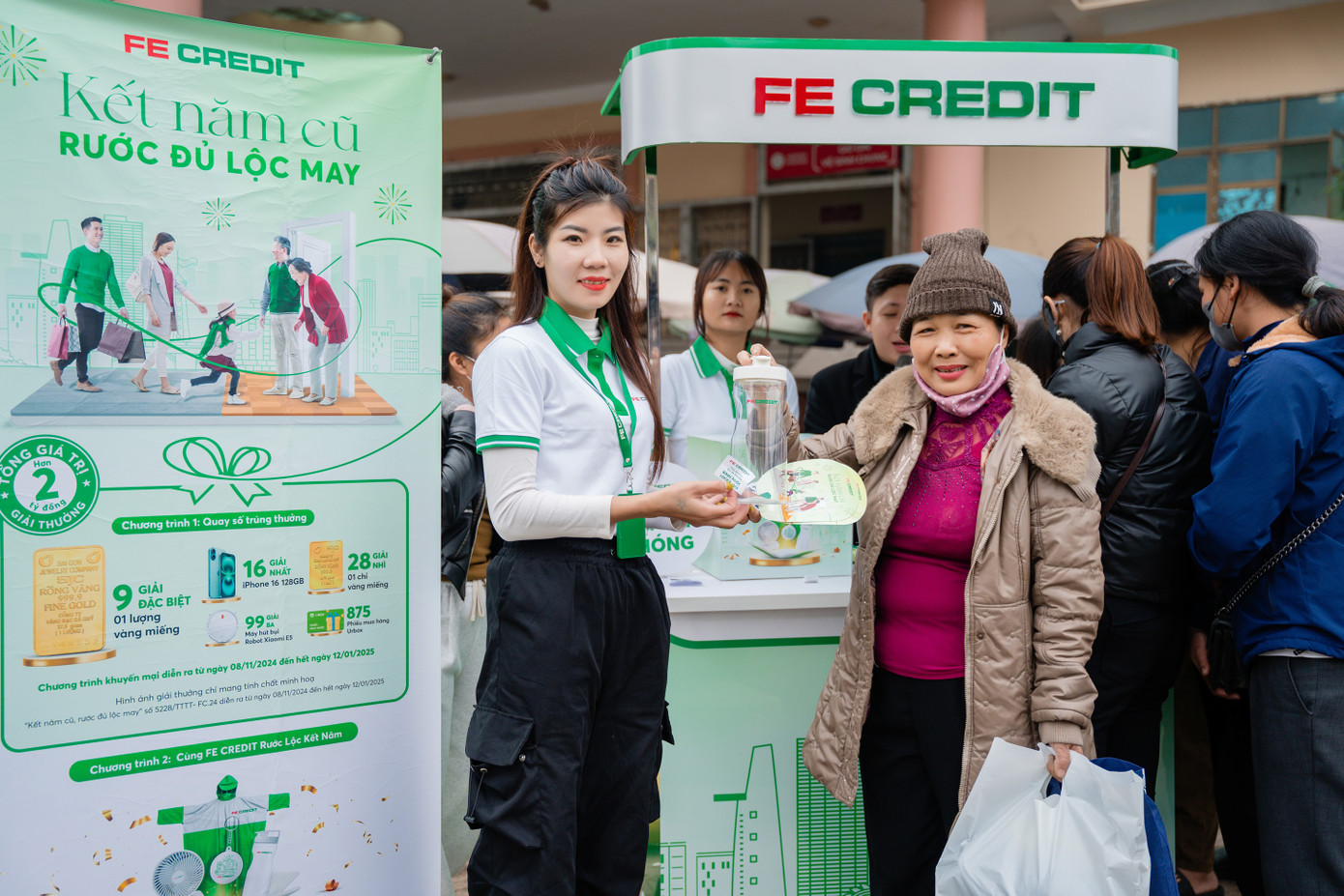 Bà con tiểu thương háo hức tham gia trò chơi và nhận quà may mắn đầu năm. Ảnh: FE CREDIT