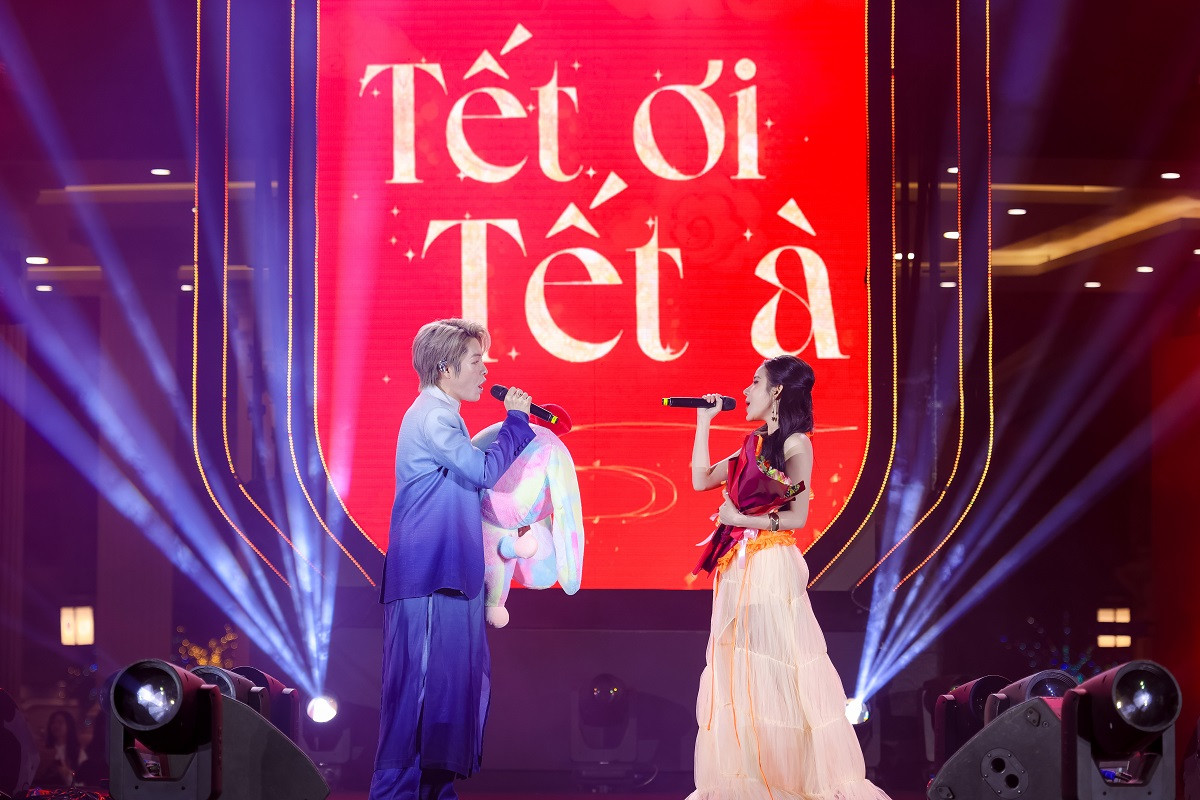 Hai ca sĩ Đức Phúc và Ly Ly xuất hiện trên sân khấu, mang tới những ca khúc mang âm hưởng đón Tết, chào Xuân sôi động. Hai ca sĩ Đức Phúc và Ly Ly xuất hiện trên sân khấu, mang tới những ca khúc mang âm hưởng đón Tết, chào Xuân sôi động.