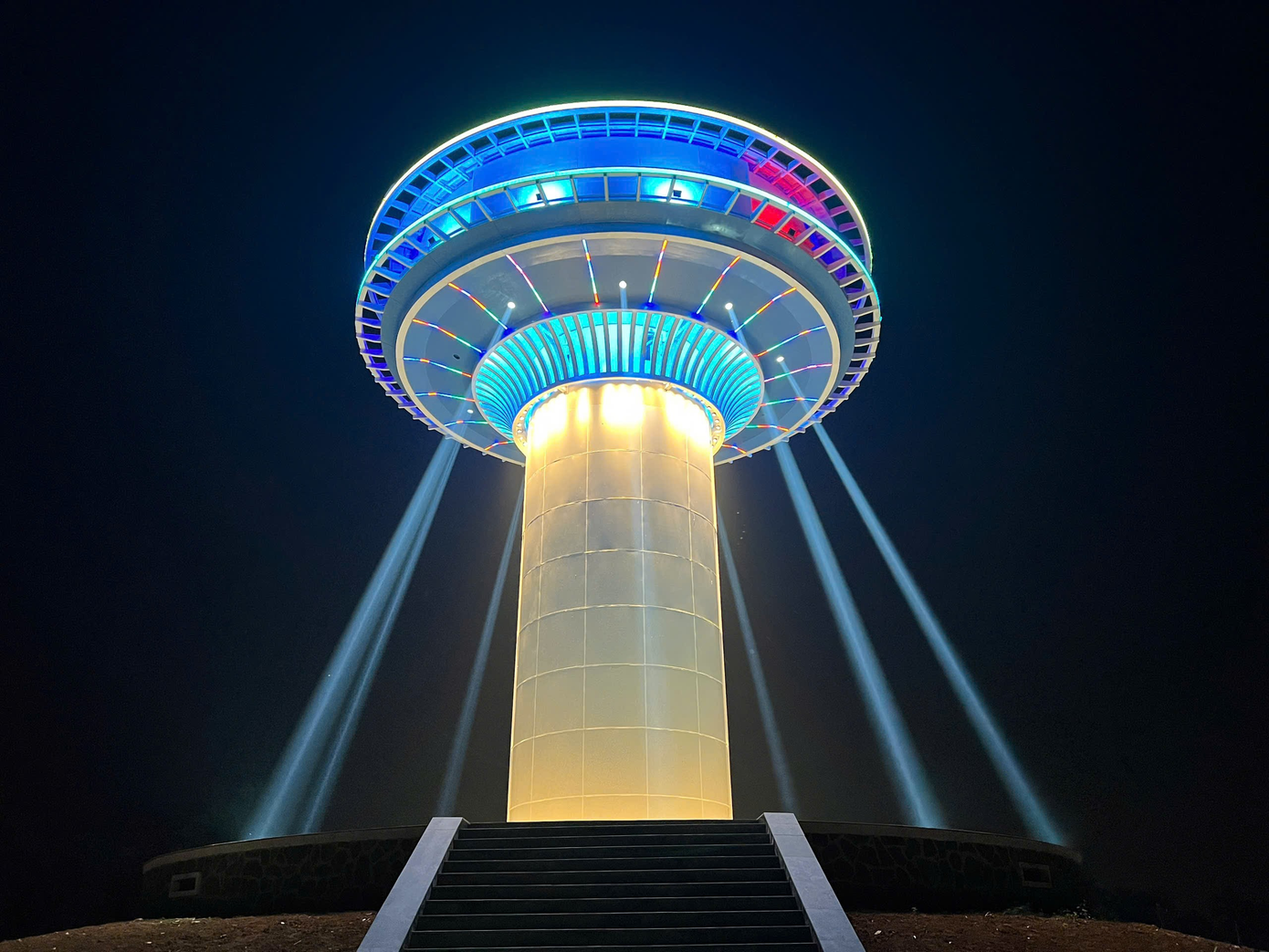 Vật thể bay không xác định đang hạ đèn