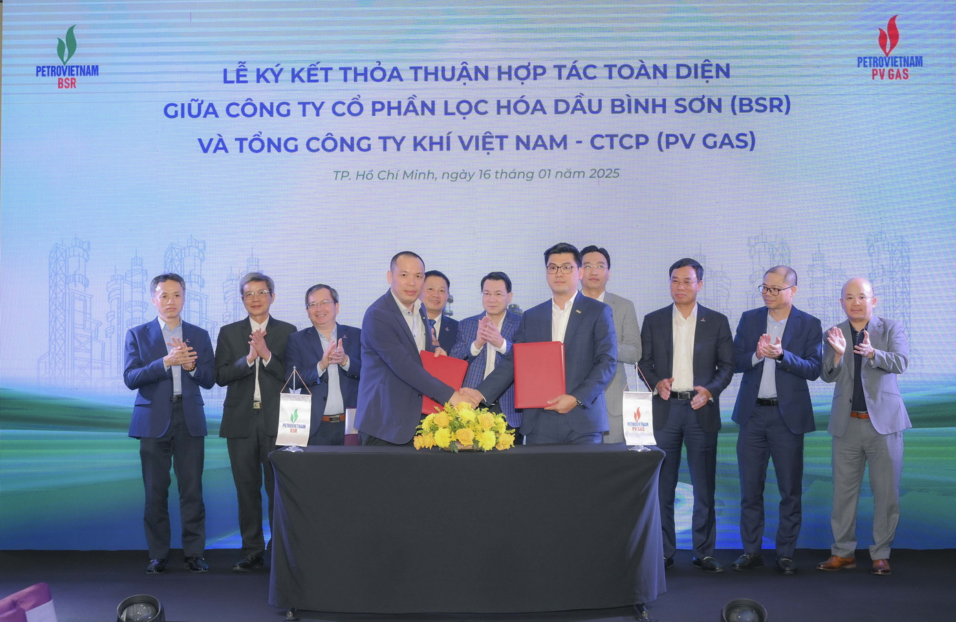 Ông Nguyễn Phúc Tuệ, Phó tổng giám đốc PV GAS và ông Trần Thái Bảo, Phó tổng giám đốc BSR đại diện lãnh đạo hai doanh nghiệp ký kết thỏa thuận.