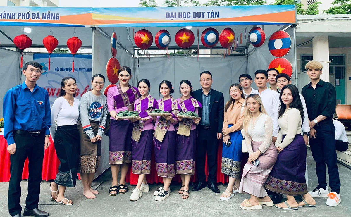 4 cô gái Lào xinh đẹp, tài năng luôn tham gia nhiều hoạt động tại ĐH Duy Tân