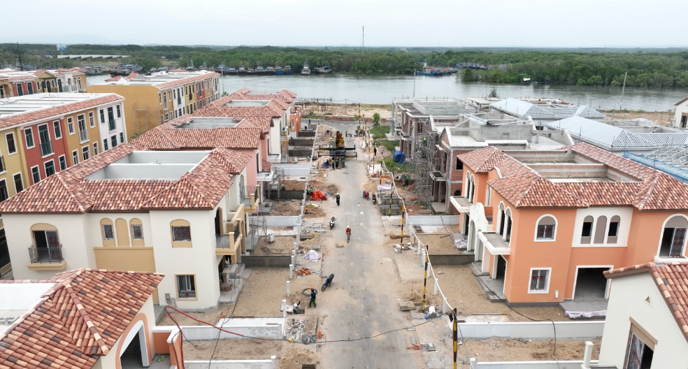 Phân kỳ Habana Island với hơn 1.000 công nhân, kỹ sư đang triển khai thi công cụm villas ven biển, cụm villas ven sông và hoàn thiện shophouse, biệt thự song lập.