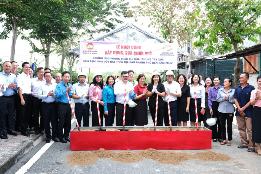 Đại biểu tham dự lễ khởi công xây dựng nhà ở cho hộ nghèo tại huyện Cần Giờ