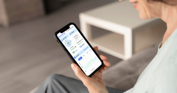 Máy đo đường huyết 3P giúp người bệnh theo dõi được chỉ số đường huyết mọi lúc, mọi nơi. Ảnh: FPT