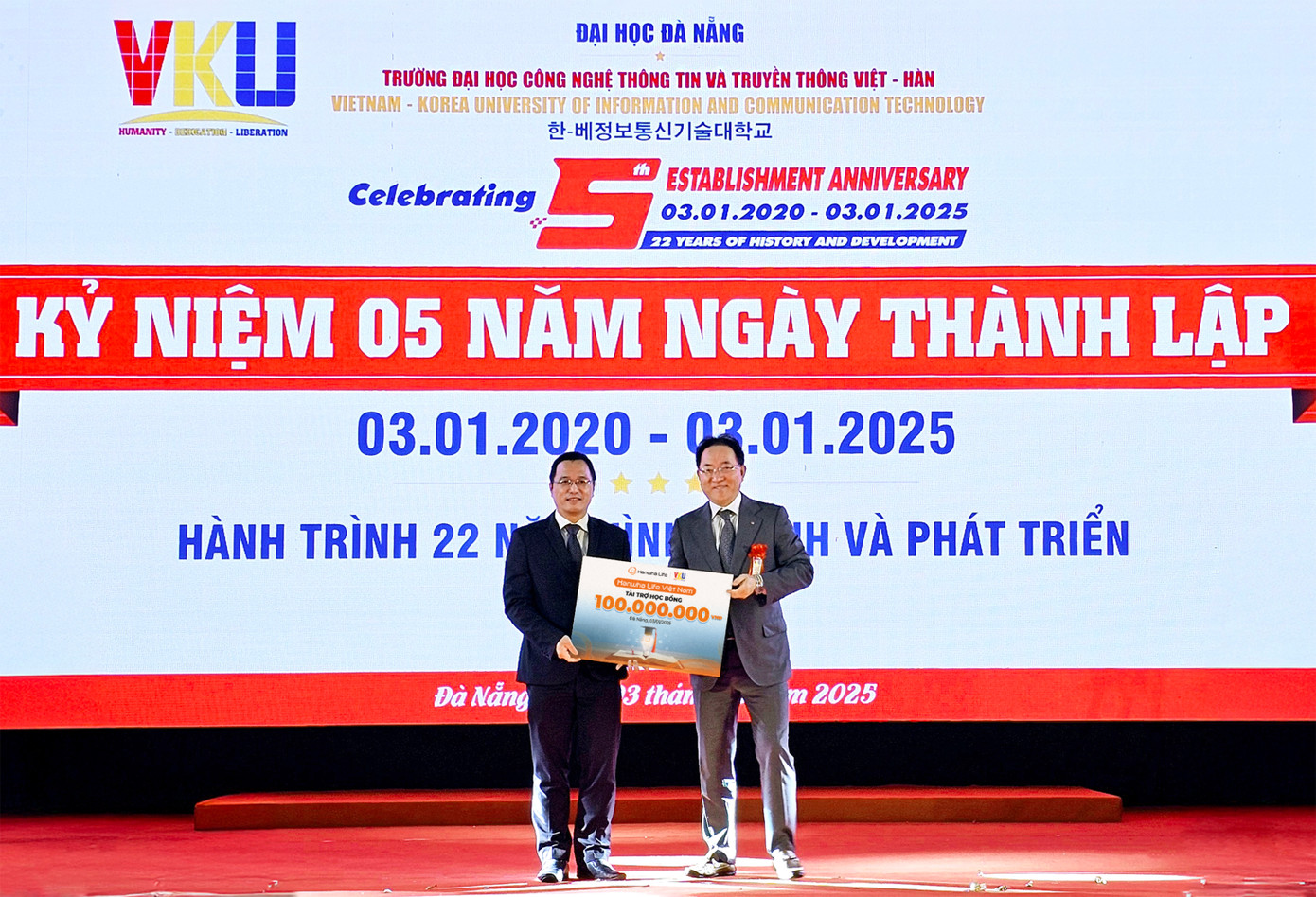 Ông Hong Jeong Pyo, Phó tổng giám đốc Hanwha Life Hàn Quốc trao bảng tượng trưng cho TS. Trần Thế Sơn, Phó hiệu trưởng VKU