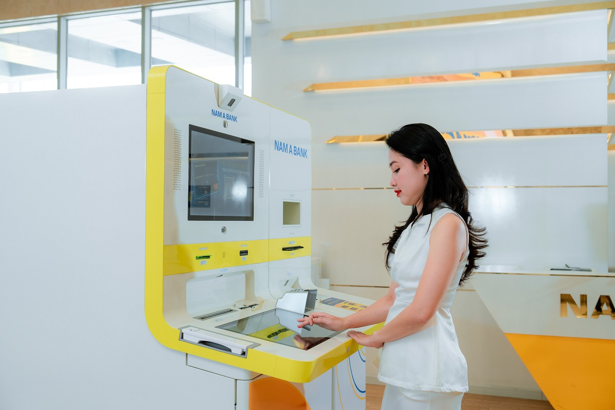 Tại OneBank, khách hàng chỉ cần "chạm" để thực hiện hầu hết các giao dịch ngân hàng