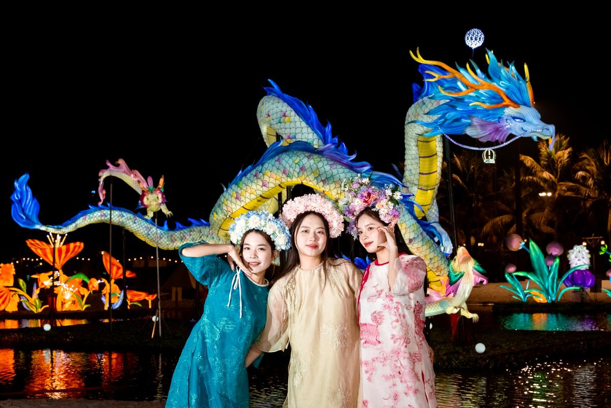 Lễ hội đèn lồng quốc tế Ocean là nơi các bạn trẻ sáng tạo nhiều bộ ảnh xuyên không độc đáo