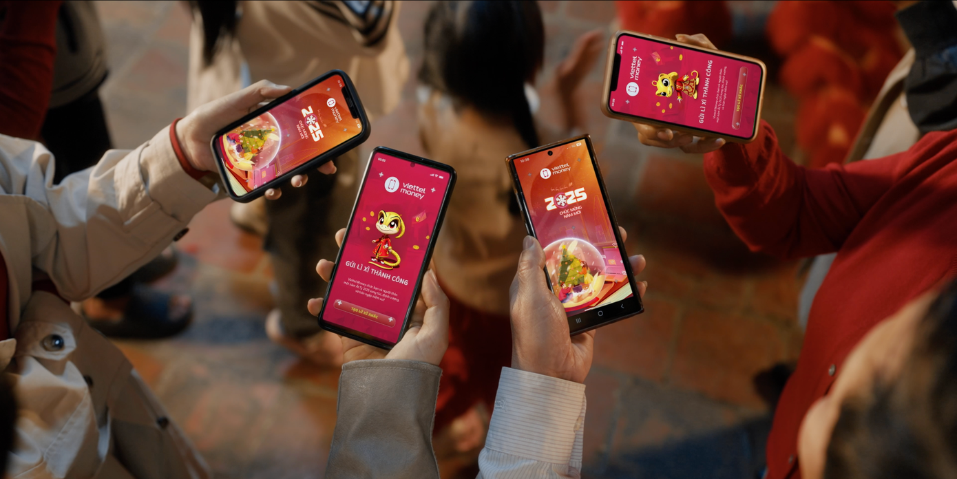 Ở Tết thời hiện đại, những tiếng “ting ting” khi lì xì online cũng chứa đựng lời chúc may mắn, bình an trong năm mới.