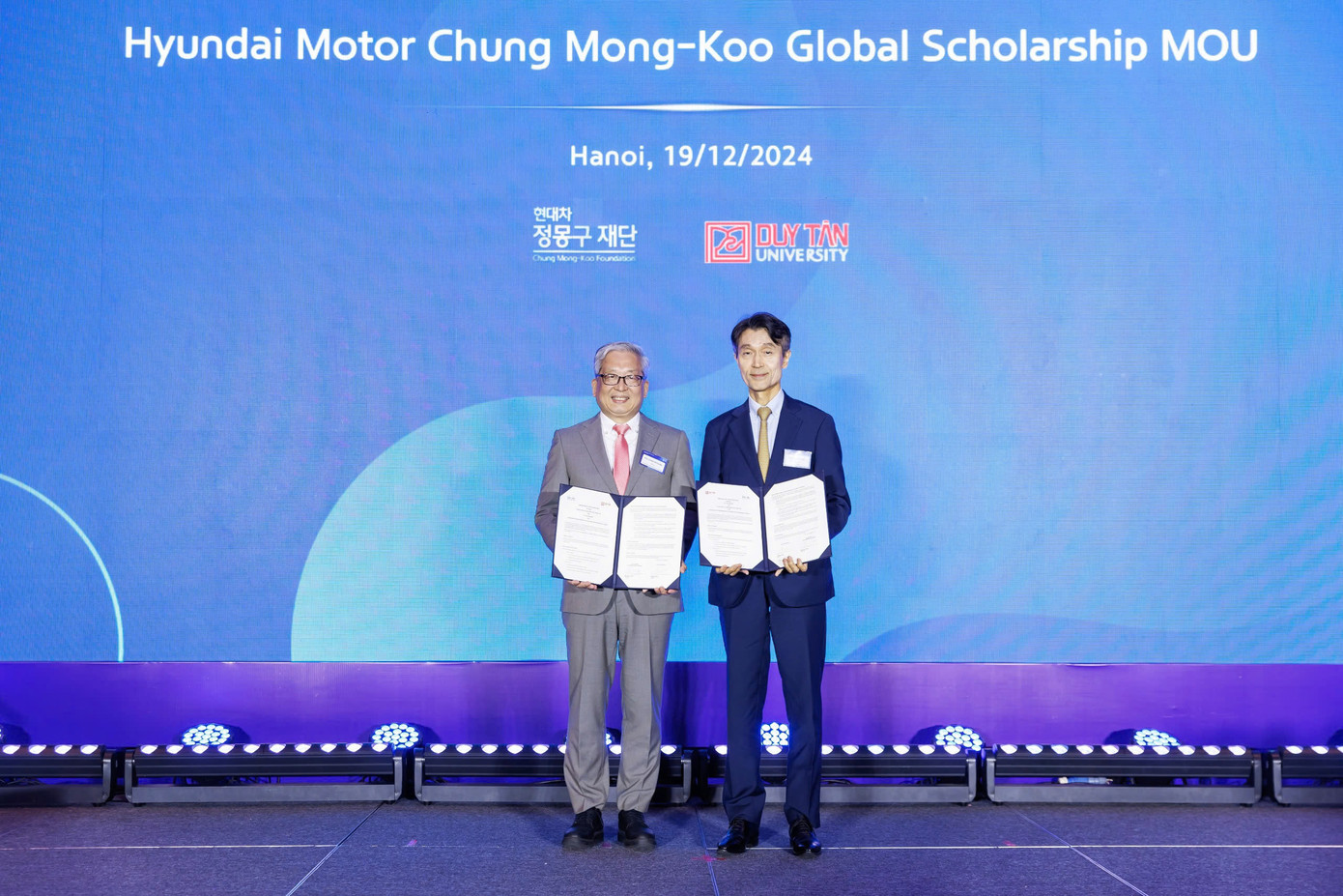 Ông Chung Moo Sung - Chủ tịch Quỹ Hyundai Motor Chung Mong-Koo và GS.TS. Mo Chul Min - Phó Giám đốc ĐH Duy Tân ký kết triển khai Học bổng Toàn cầu Ông Chung Moo Sung - Chủ tịch Quỹ Hyundai Motor Chung Mong-Koo và GS.TS. Mo Chul Min - Phó Giám đốc ĐH Duy Tân ký kết triển khai Học bổng Toàn cầu