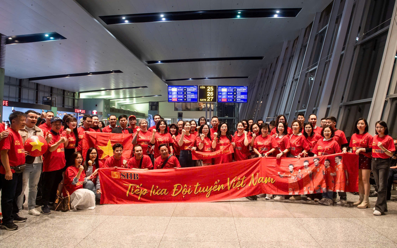 Đông đảo người hâm mộ Việt Nam đồng lòng tiếp lửa cho đội tuyển