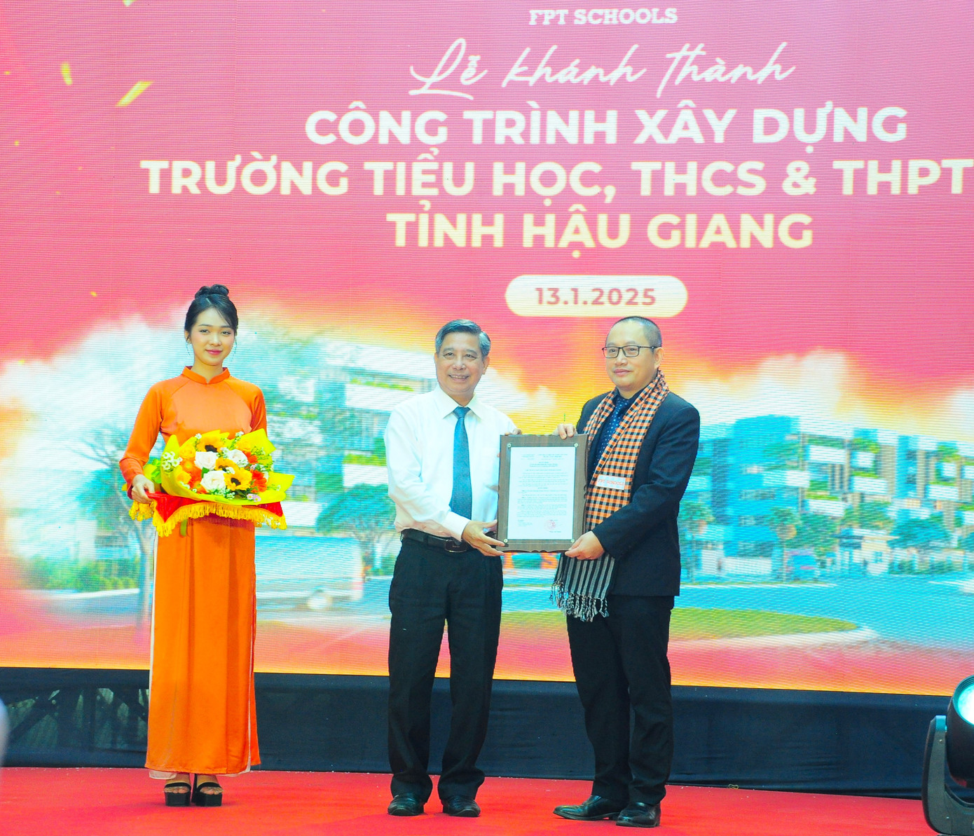 Lãnh đạo tỉnh Hậu Giang trao quyết định thành lập trường.