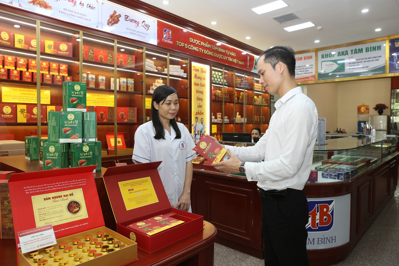 Anh Tường tự tay lựa chọn những món quà sức khỏe để biếu tặng đối tác và nhân viên công ty