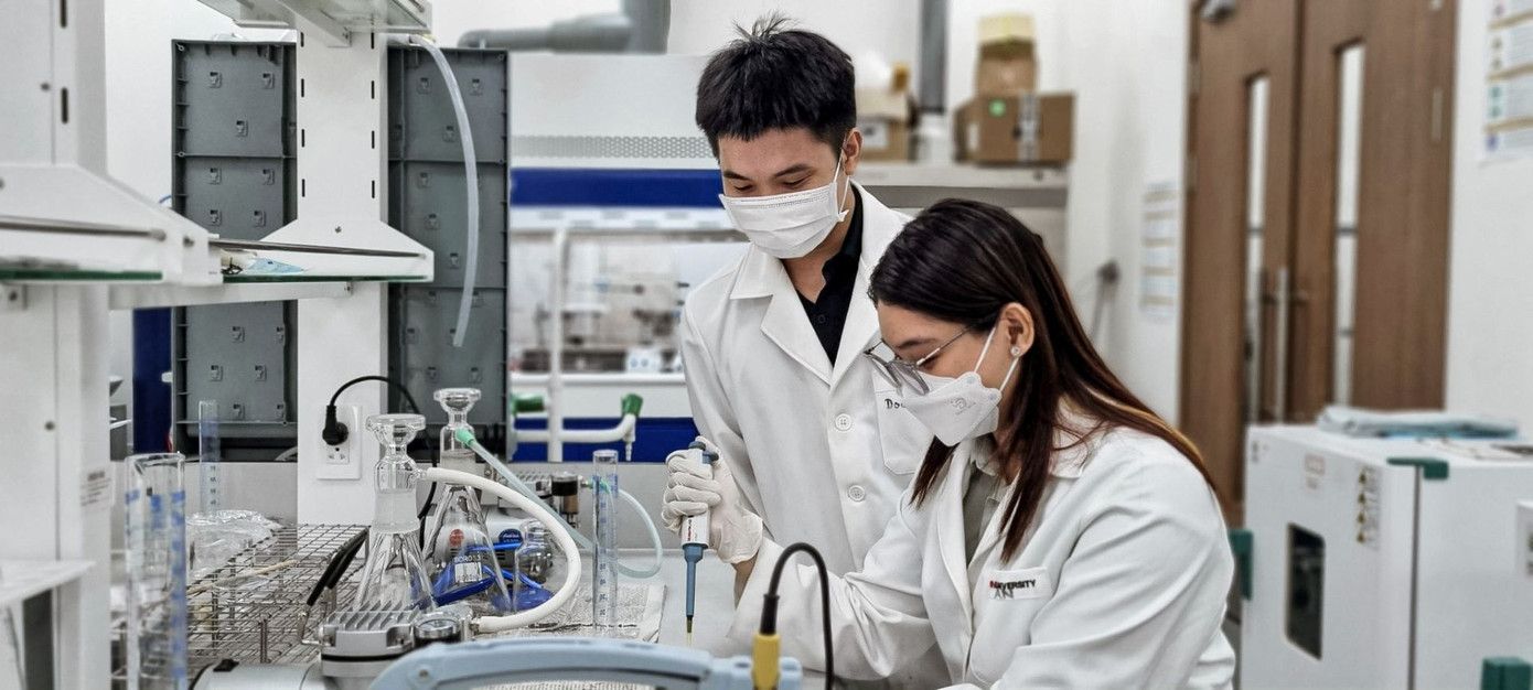 Trung tâm Khoa Học Vật Liệu Kỹ Thuật Số (DMS Lab) tại VinUni với trang thiết bị tối tân, tích hợp công nghệ tiên tiến với những hiểu biết từ khoa học xã hội, vật liệu kỹ thuật số và năng lượng bền vững. Trung tâm Khoa Học Vật Liệu Kỹ Thuật Số (DMS Lab) tại VinUni với trang thiết bị tối tân, tích hợp công nghệ tiên tiến với những hiểu biết từ khoa học xã hội, vật liệu kỹ thuật số và năng lượng bền vững.