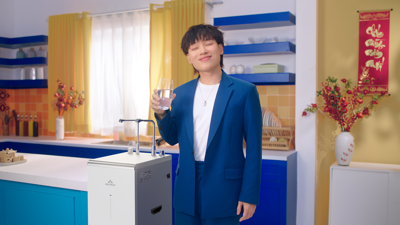 Ca sỹ Trúc Nhân đã trải nghiệm Máy lọc nước Hòa Phát Hydrogen ion kiềm HyperS hỗ trợ giọng hát khỏe và trong trẻo, cho làn da luôn mịn màng và tràn đầy sức sống