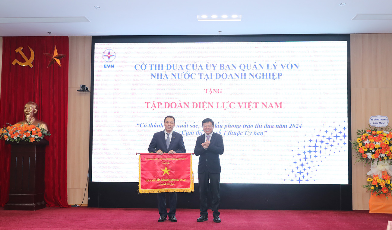 Phó Chủ tịch Ủy ban Quản lý vốn Nhà nước tại doanh nghiệp Hồ Sỹ Hùng - trao Cờ thi đua của Ủy ban cho EVN - đơn vị có thành tích xuất sắc, dẫn đầu phong trào thi đua năm 2024