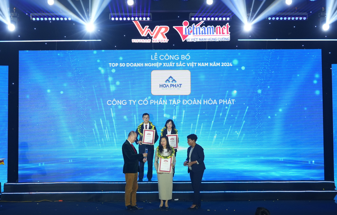 Ban Tổ chức trao chứng nhận cho bà Trần Thị Thu Hiền, Phó Tổng Giám đốc Tập đoàn Hòa Phát